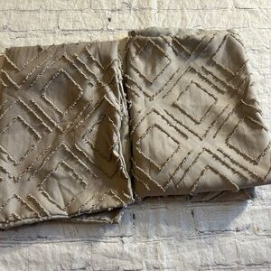 BROYHILL GREY WITH CHENILLE PATTERN POLYESTER STANDARD SIZE PILLOW CASES (2)